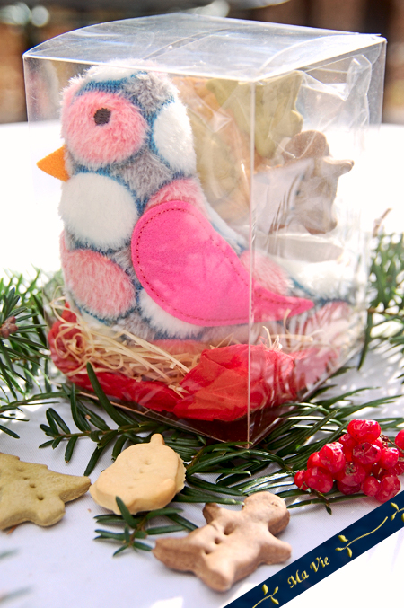[イメージ]わんちゃん用クッキーと小鳥のぬいぐるみおもちゃセット　クリアケース入り<br><br>・おもちゃはmade in Japan 国内で製造、縫製しています<br>・押すとキュっと鳴ります<br>・おもちゃサイズ：10×10×厚み4ｃｍ　素材：ポリエステル<br>・カラー：ピンク、パープル、イエロー<br>・クッキー3枚<br><br>数量限定　売り切れの場合はご了承ください